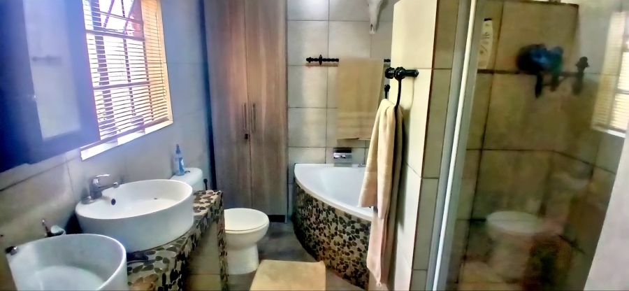 5 Bedroom Property for Sale in Langenhovenpark Free State